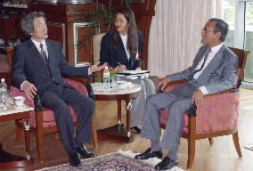 Koizumi holds talks with Mahathir
